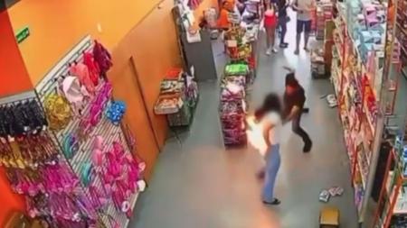 Celular explode no bolso de jovem em Goiás e causa queimaduras; veja vídeo | CNN Brasil