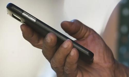 Foto mostra celular em mão