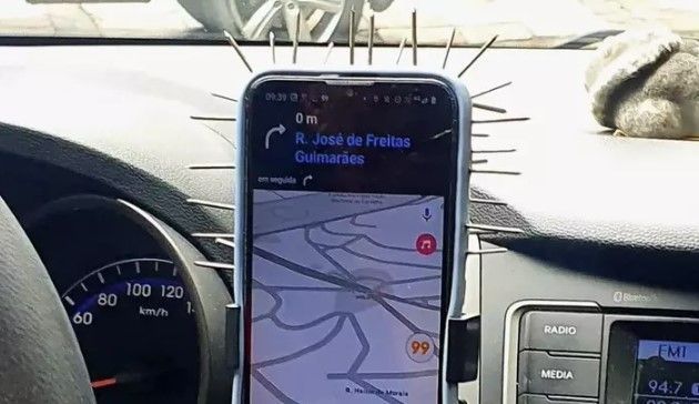 Motoristas de app adotam capas com pregos e gilete para evitar furtos de celular
