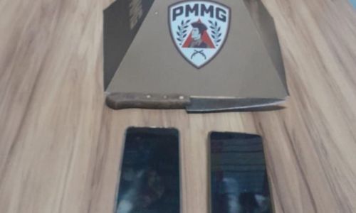 Celulares apreendidos com preso por tentativa de feminicídio em Muriaé Foto PMMG Divulgação.jpg
