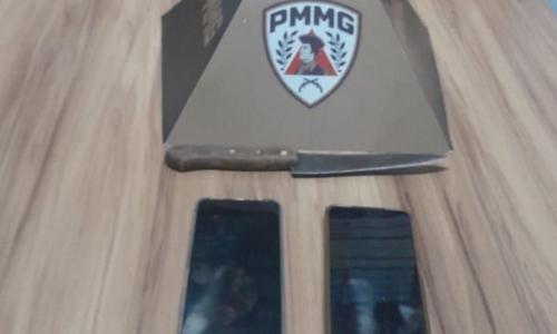 Celulares apreendidos com preso por tentativa de feminicídio em Muriaé Foto PMMG Divulgação.jpg