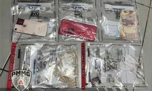Celulares, dinheiro e objetos foram apreendidos no local do triplo homicídio em Ubá