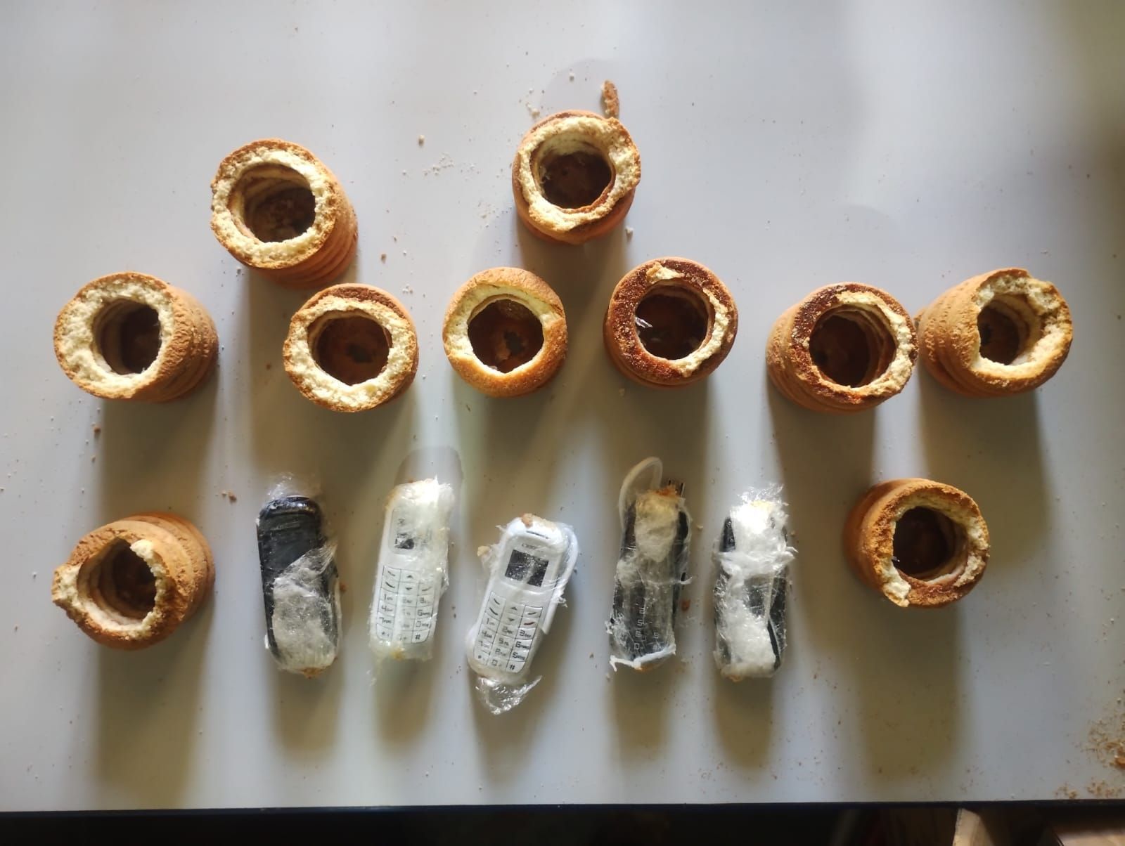 Vídeo: policiais penais apreendem celulares dentro de biscoitos enviados por Sedex para presídio em MG