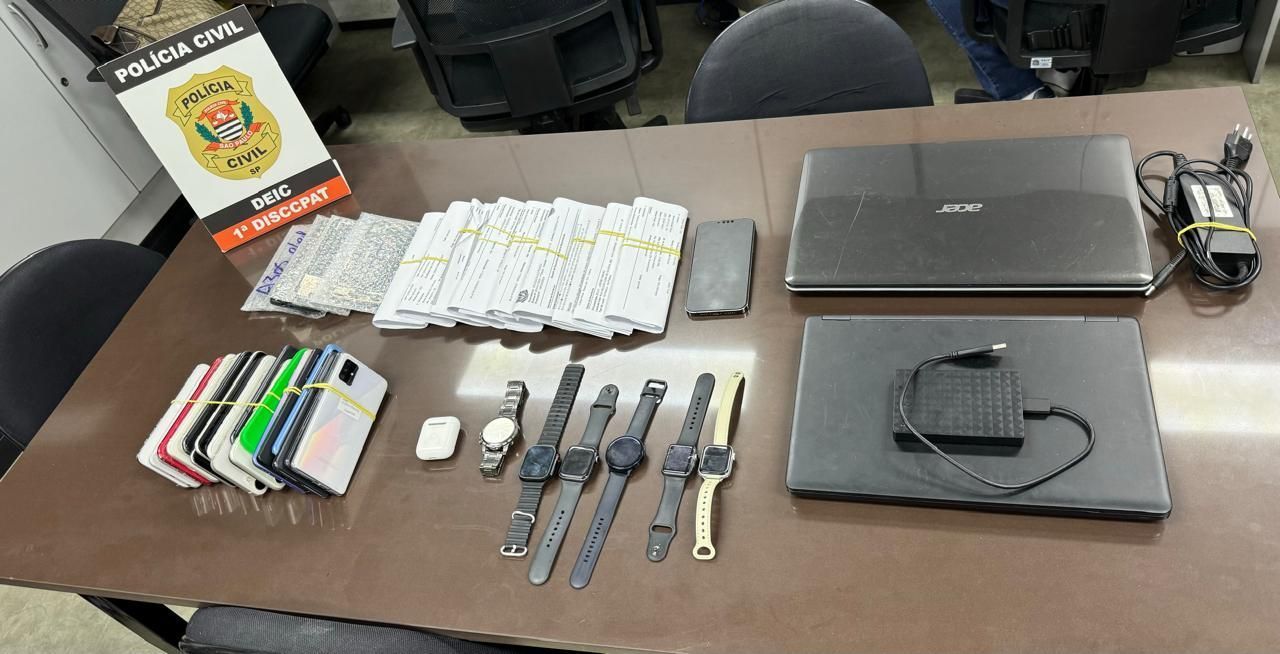 Polícia vai prender acusado de latrocínio e encontra homens com 32 celulares roubados