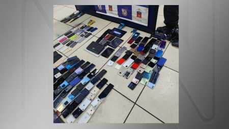 Mais de 280 celulares são apreendidos no Camelódromo da Uruguaiana (RJ) | CNN Brasil