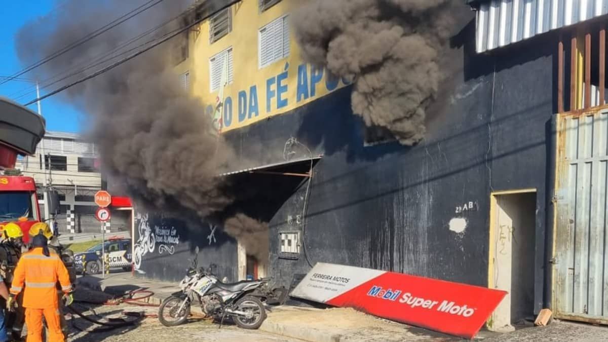 Loja de peças de moto pega fogo em Ribeirão das Neves  