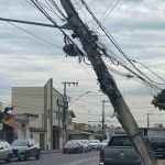 Motorista bate em poste no bairro Eldorado, em Contagem