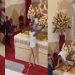 Vídeo: homem corre em igreja e coloca criança em altar ao lado de Nossa Senhora