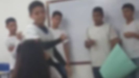 Cena foi registrada por colegas de sala nas redes sociais