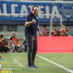 Ceni faz teste, improvisa na defesa e avalia o que deu errado em vitória do Bahia