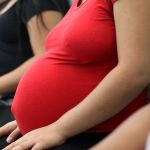 Censo 2022: mulheres brasileiras têm cada vez menos filhos e mais tarde