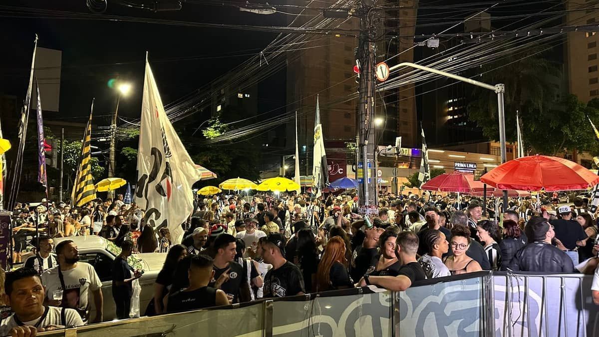 Atlético 115 anos: torcedores fazem vigília de aniversário na sede de Lourdes
