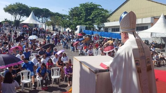 Centenas de fiéis mineiros se reuniram para celebrar o Dia de Nossa Senhora aparecida nesta quinta-feira (12)