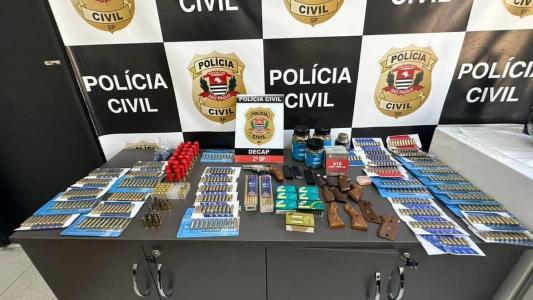 Centenas de munições foram encontradas na casa do suspeito.