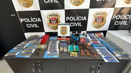 Centenas de munições foram encontradas na casa do suspeito.
