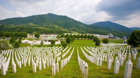 Centenas de pessoas se enfileiraram na rua principal da capital da Bósnia neste domingo (9) quando um caminhão com 30 caixões passou a caminho de Srebrenica,