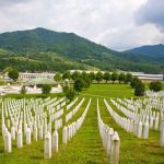 Manifestantes se reúnem em Sarajevo para homenagear vítimas do massacre de Srebrenica 