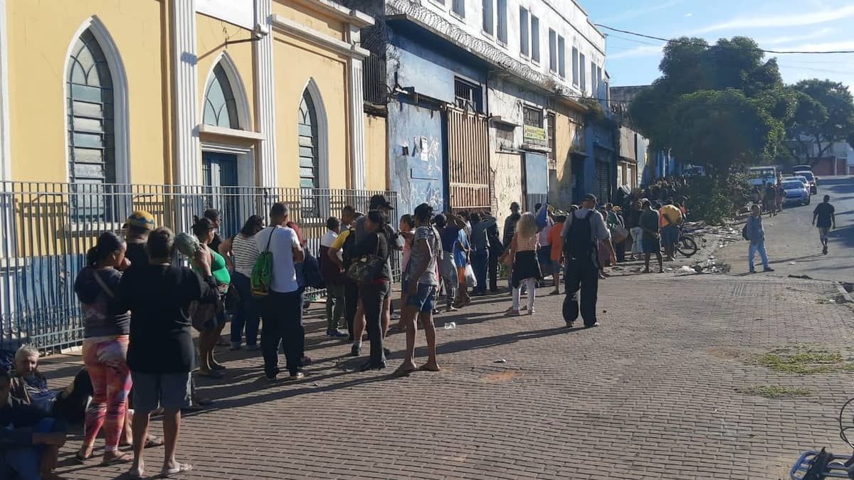 Fila para receber doação de peixes na Sexta-Feira da Paixão dobra o quarteirão no bairro Bonfim 