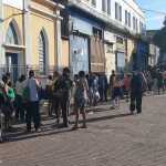 Fila para receber doação de peixes na Sexta-Feira da Paixão dobra o quarteirão no bairro Bonfim