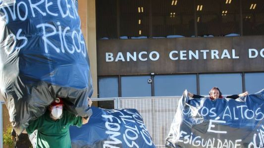 Centrais sindicais fizeram manifestação contra alta taxa de juros no país