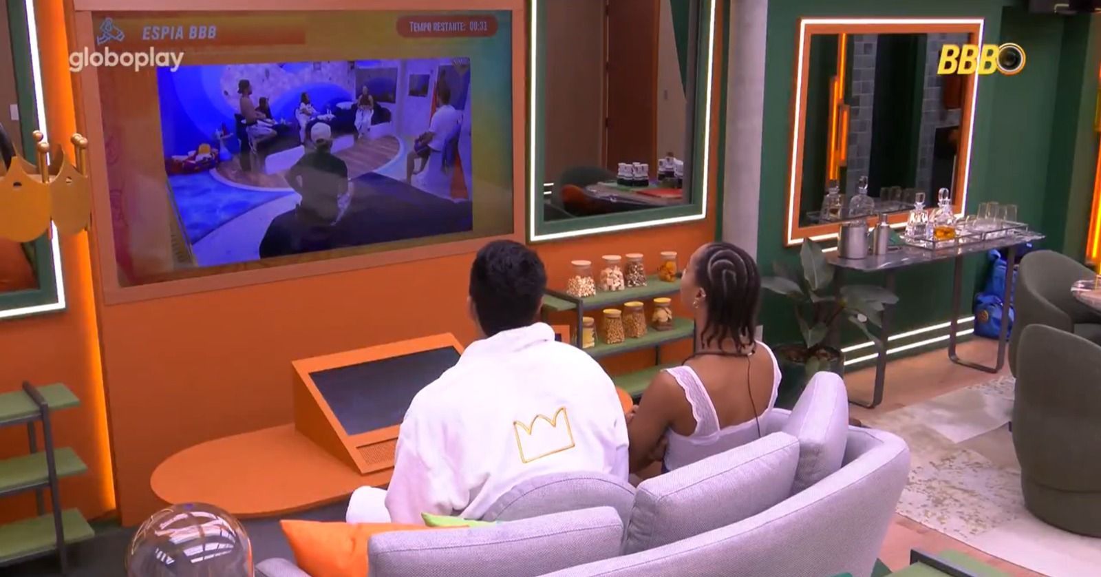 Guilherme e Aline escutam conversa importante de Renata pela Central do Líder