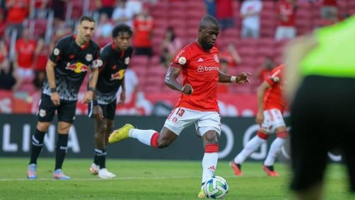 Centroavante deixou a partida durante o intervalo