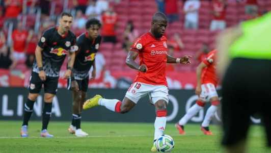 Centroavante deixou a partida durante o intervalo