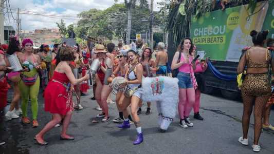 Cerca de 12 blocos desfilaram em Belo Horizonte neste sábado (4)