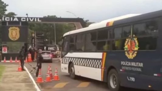 Cerca de 1.200 manifestantes foram detidos no acampamento em frente ao QG do Exército