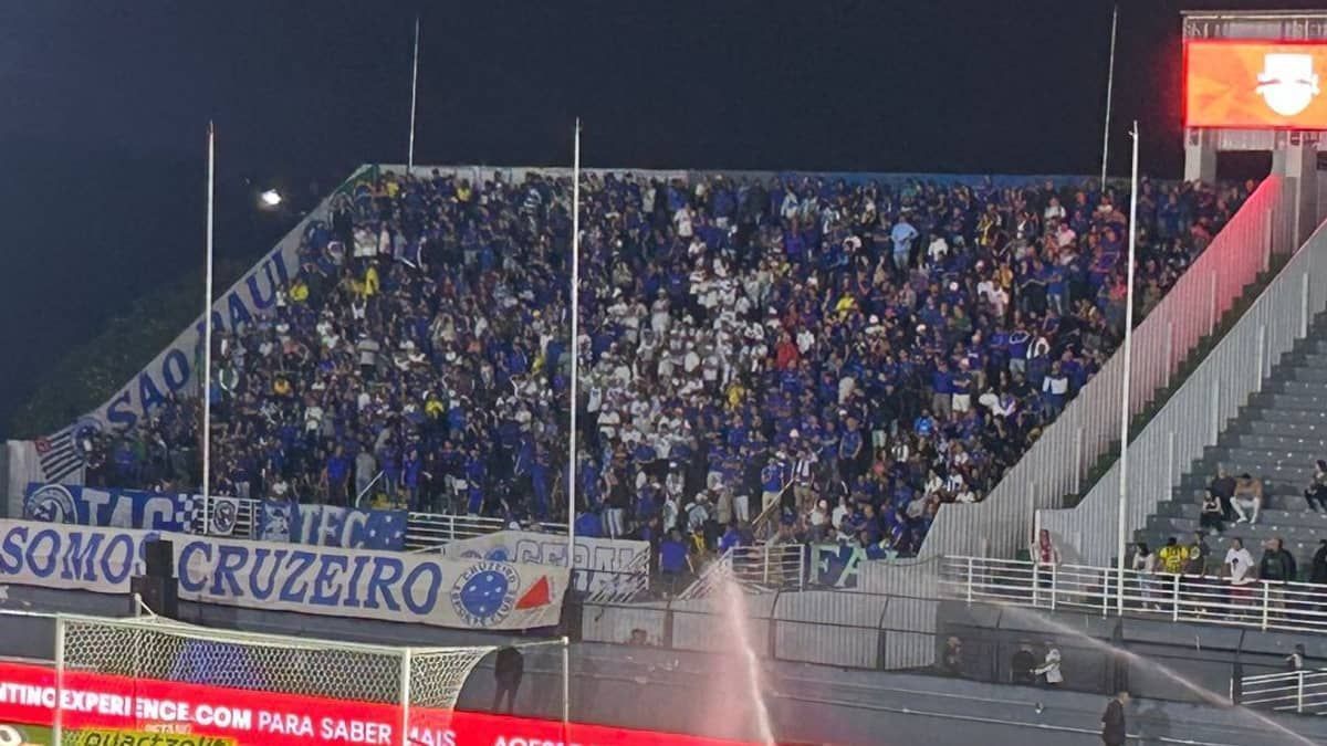 Torcida do Cruzeiro lota espaço visitante em jogo contra o RB Bragantino