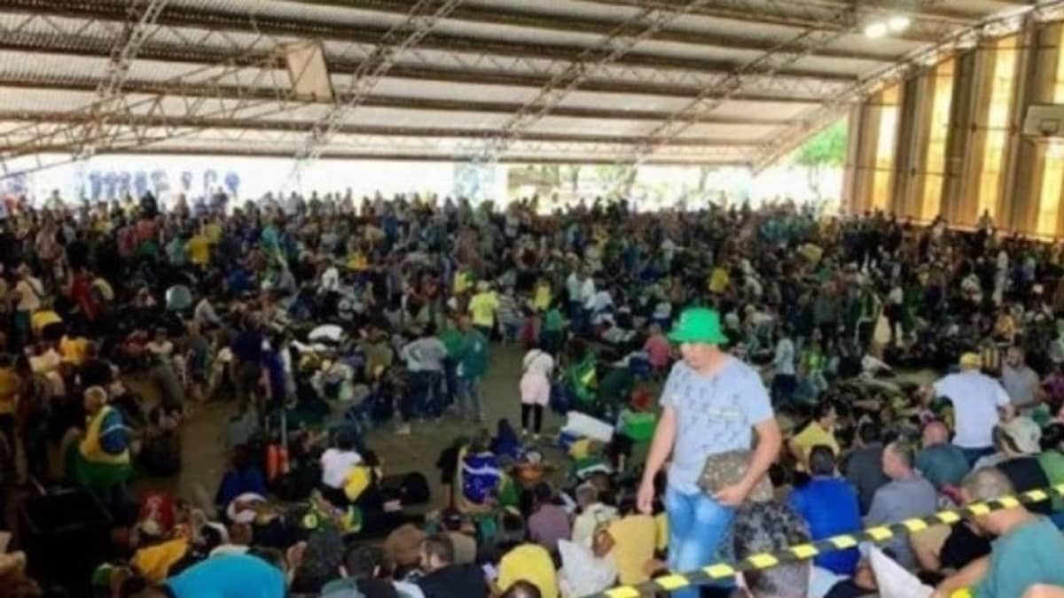 PF libera 240 idosos e mulheres com crianças pequenas que foram detidos em Brasília 