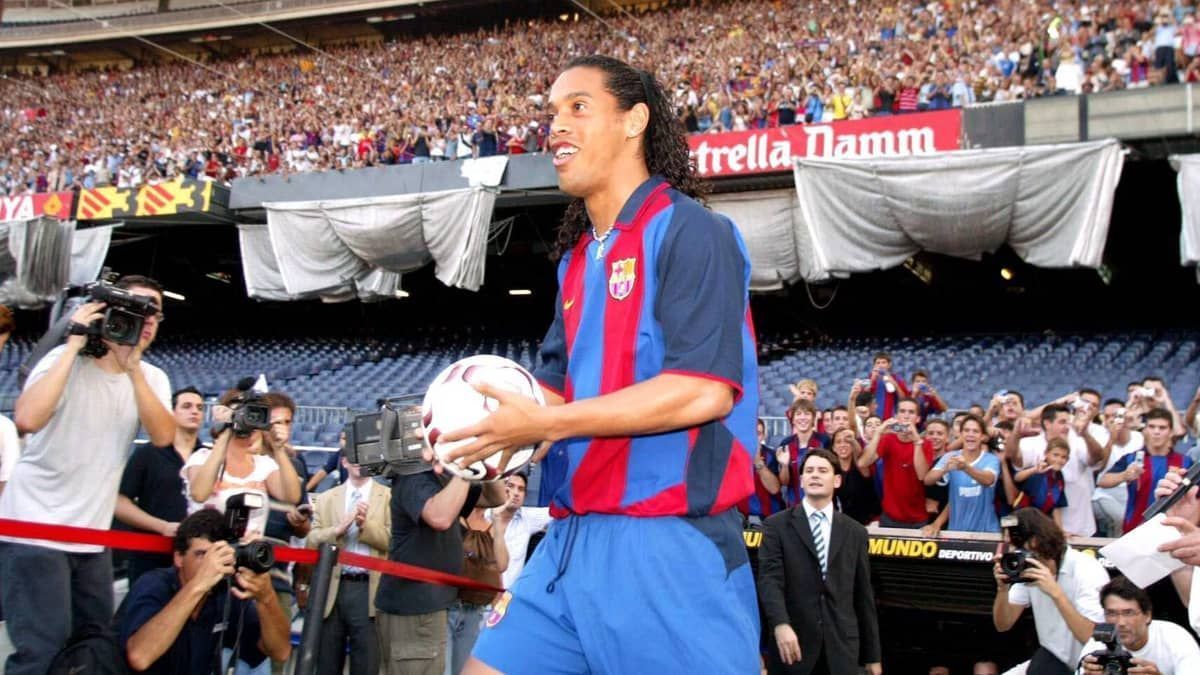 Apresentação de Ronaldinho no Barcelona completa 20 anos; relembre