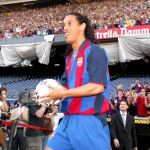 Apresentação de Ronaldinho no Barcelona completa 20 anos; relembre