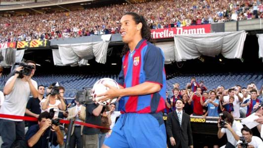 Cerca de 25 mil pessoas foram ao Camp Nou para a apresentação de Ronaldinho