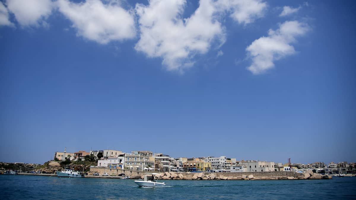 Homem e bebê morrem após naufrágio na ilha de Lampedusa, na Itália