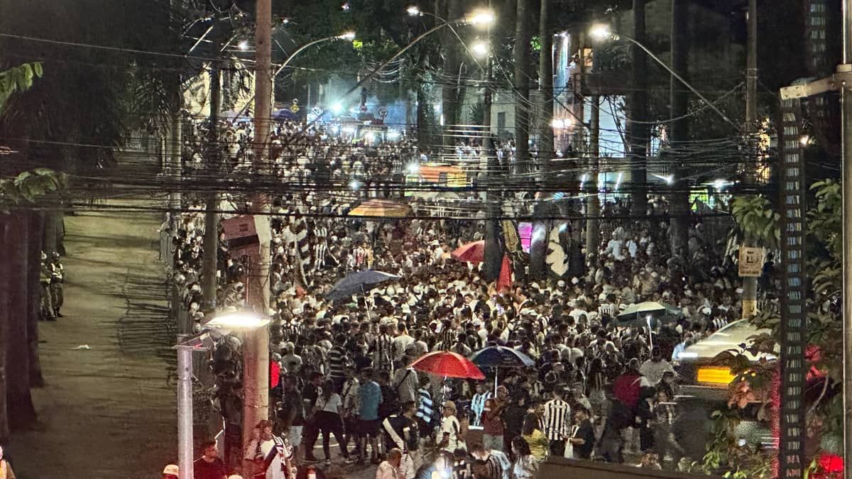 Torcidas de Atlético e Vasco confraternizam antes de estreia no Brasileirão 