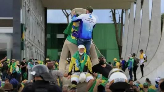 Cerca de 4 mil vândalos invadiram os prédios e destruíram vidraças.  móveis, objetos de arte e documentos