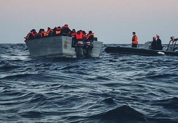 Cerca de 50 imigrantes são resgatados pela Guarda Costeira da Itália