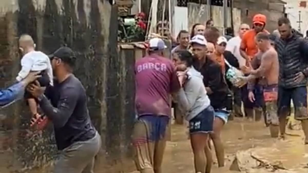 Vídeo: Moradores fazem corrente humana para resgatar crianças em São Sebastião