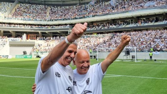 Cerezo (esq) e Reinaldo (dir) em jogo da Lendas do Galo
