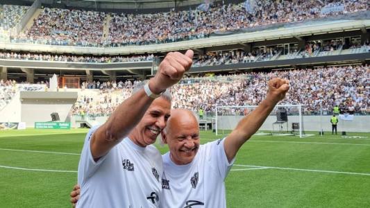 Cerezo (esq) e Reinaldo (dir) em jogo da Lendas do Galo