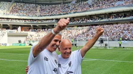 Cerezo (esq) e Reinaldo (dir) em jogo da Lendas do Galo