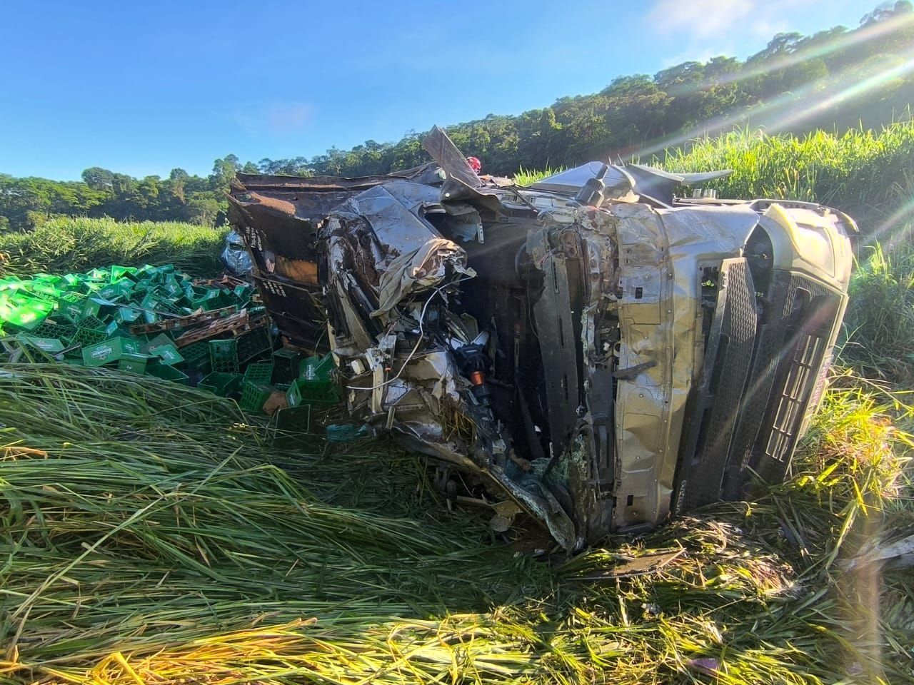 Motorista tomba carreta com cerveja em carros que faziam escolta de acidente