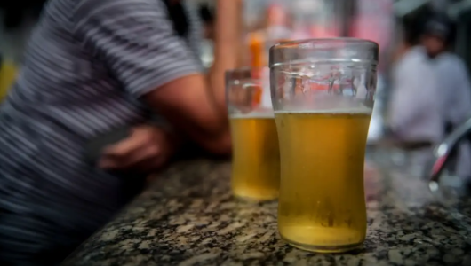 PM descobre fábrica de cerveja falsificada em Curitiba; 10 pessoas são presas | CNN Brasil