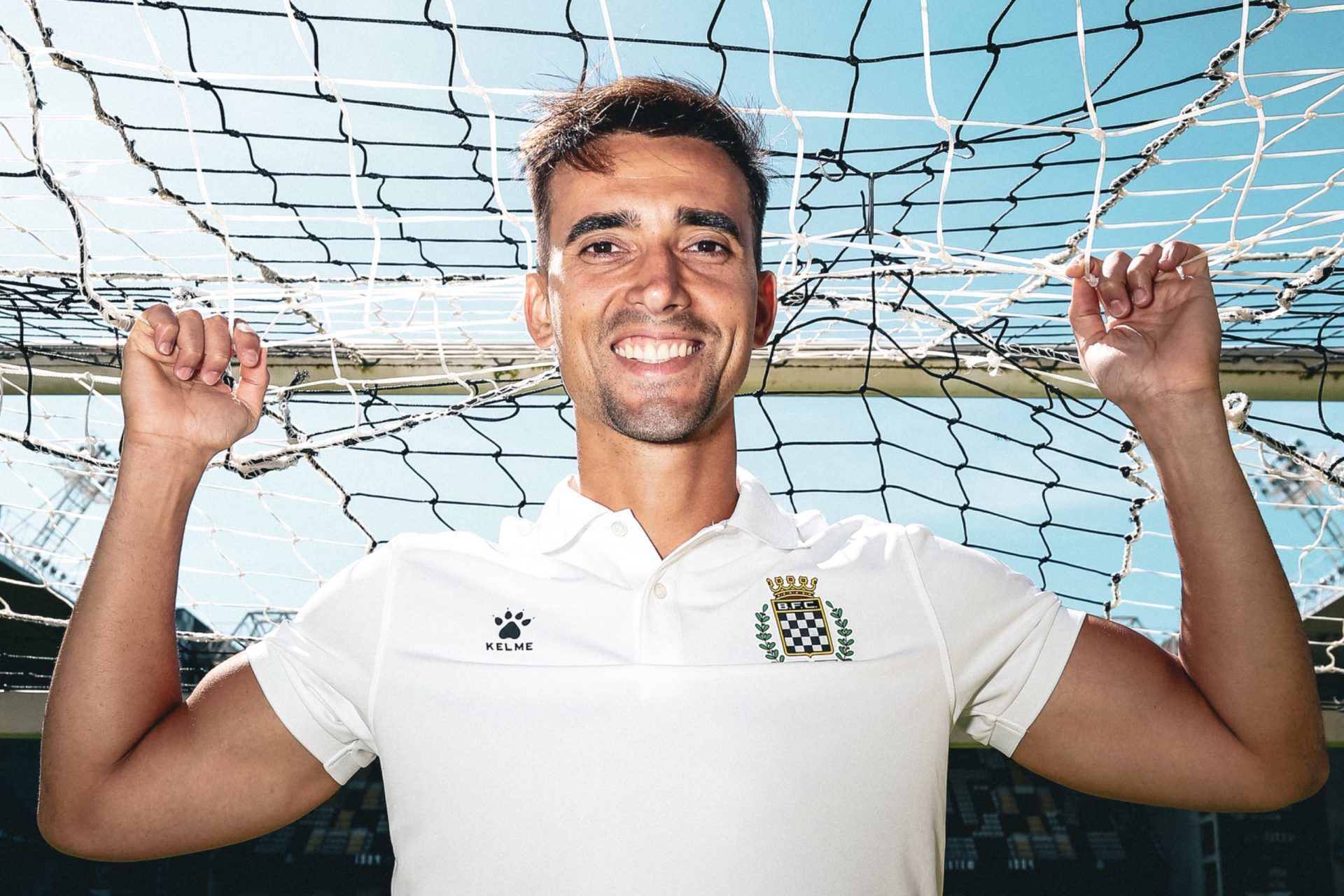 Time europeu perde dois goleiros por grave lesão no mesmo dia; ex-Flamengo é solução