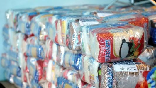 Foto mostra dezenas de cestas básicas