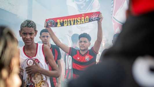 Cetenas de torcedores do Vitória foram ao aeroporto
