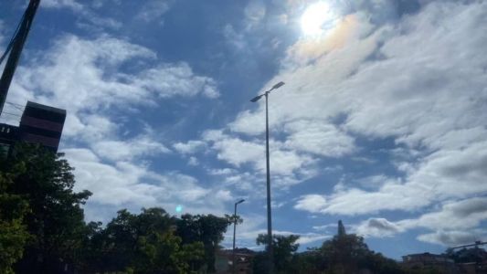 Céu azul com algumas nuvens na manhã deste sábado (10)