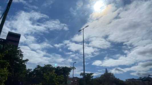 Céu azul com algumas nuvens na manhã deste sábado (10)