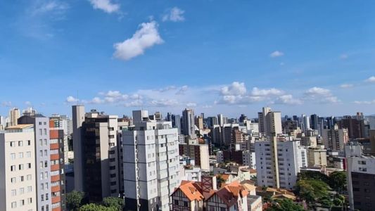 Céu azul na Região Centro-Sul de Belo Horizonte